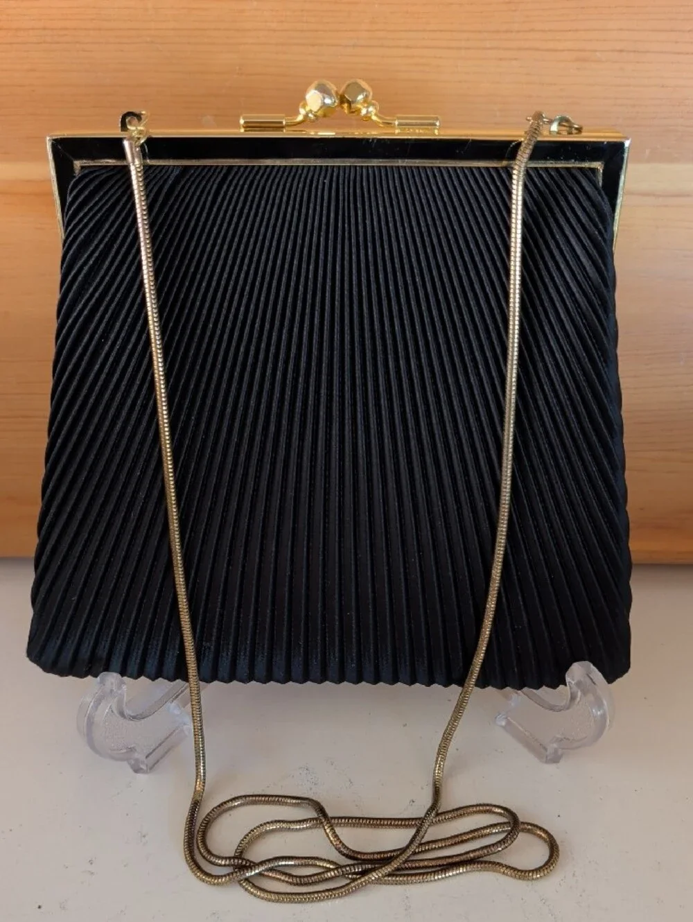 VTG. Elegant Black La Regale Pleated Evening Bag with Gold Chain.